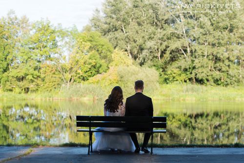 Wedding photo shoot in Wilanów Park. Wedding photographer in Warsaw. Photo report of wedding and baptism in church in Warsaw. Photographer for wedding ceremony in church, marriage registration. Price for wedding photo shoot, photo session, photo books.