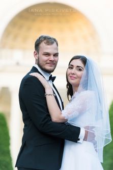 Wedding photo shoot in Wilanów Park. Wedding photographer in Warsaw. Photo report of wedding and baptism in church in Warsaw. Photographer for wedding ceremony in church, marriage registration. Price for wedding photo shoot, photo session, photo books.