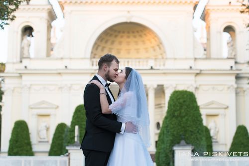 Wedding photo shoot in Wilanów Park. Wedding photographer in Warsaw. Photo report of wedding and baptism in church in Warsaw. Photographer for wedding ceremony in church, marriage registration. Price for wedding photo shoot, photo session, photo books.