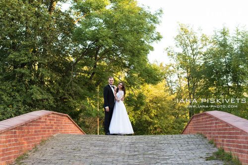 Wedding photo shoot in Wilanów Park. Wedding photographer in Warsaw. Photo report of wedding and baptism in church in Warsaw. Photographer for wedding ceremony in church, marriage registration. Price for wedding photo shoot, photo session, photo books.