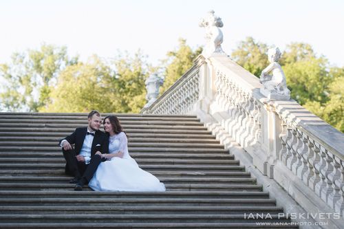 Wedding photo shoot in Wilanów Park. Wedding photographer in Warsaw. Photo report of wedding and baptism in church in Warsaw. Photographer for wedding ceremony in church, marriage registration. Price for wedding photo shoot, photo session, photo books.