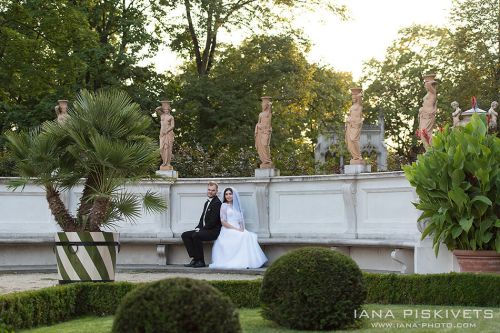 Wedding photo shoot in Wilanów Park. Wedding photographer in Warsaw. Photo report of wedding and baptism in church in Warsaw. Photographer for wedding ceremony in church, marriage registration. Price for wedding photo shoot, photo session, photo books.