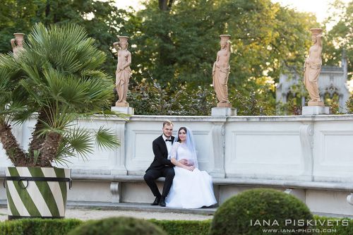 Wedding photo shoot in Wilanów Park. Wedding photographer in Warsaw. Photo report of wedding and baptism in church in Warsaw. Photographer for wedding ceremony in church, marriage registration. Price for wedding photo shoot, photo session, photo books.