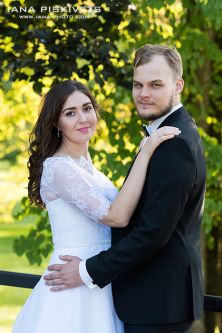 Wedding photo shoot in Wilanów Park. Wedding photographer in Warsaw. Photo report of wedding and baptism in church in Warsaw. Photographer for wedding ceremony in church, marriage registration. Price for wedding photo shoot, photo session, photo books.