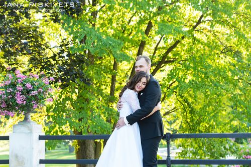 Wedding photo shoot in Wilanów Park. Wedding photographer in Warsaw. Photo report of wedding and baptism in church in Warsaw. Photographer for wedding ceremony in church, marriage registration. Price for wedding photo shoot, photo session, photo books.