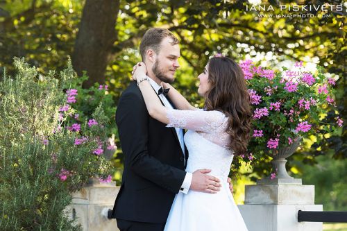 Wedding photo shoot in Wilanów Park. Wedding photographer in Warsaw. Photo report of wedding and baptism in church in Warsaw. Photographer for wedding ceremony in church, marriage registration. Price for wedding photo shoot, photo session, photo books.