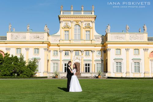 Wedding photo shoot in Wilanów Park. Wedding photographer in Warsaw. Photo report of wedding and baptism in church in Warsaw. Photographer for wedding ceremony in church, marriage registration. Price for wedding photo shoot, photo session, photo books.