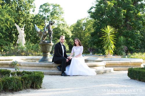 Wedding photo shoot in Wilanów Park. Wedding photographer in Warsaw. Photo report of wedding and baptism in church in Warsaw. Photographer for wedding ceremony in church, marriage registration. Price for wedding photo shoot, photo session, photo books.