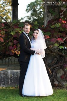 Wedding photo shoot in Wilanów Park. Wedding photographer in Warsaw. Photo report of wedding and baptism in church in Warsaw. Photographer for wedding ceremony in church, marriage registration. Price for wedding photo shoot, photo session, photo books.