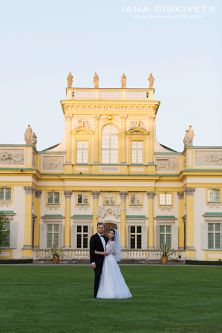 Wedding photo shoot in Wilanów Park. Wedding photographer in Warsaw. Photo report of wedding and baptism in church in Warsaw. Photographer for wedding ceremony in church, marriage registration. Price for wedding photo shoot, photo session, photo books.