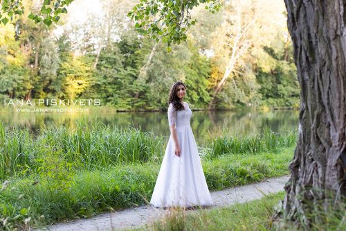 Wedding photo shoot in Wilanów Park. Wedding photographer in Warsaw. Photo report of wedding and baptism in church in Warsaw. Photographer for wedding ceremony in church, marriage registration. Price for wedding photo shoot, photo session, photo books.