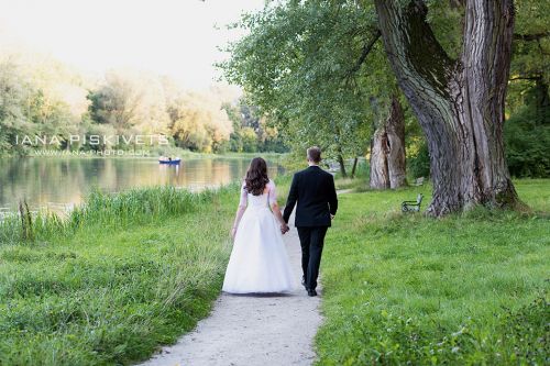 Plener ślubny nad Wisłą, w Łazienkach Królewskich, w Wilanowie. Fotograf ślubny w Warszawie. Sesja ślubna plenerowa Warszawa. Bajkowy plener ślubny, bajkowe sesje ślubne, zdjęcia ślubne, sesja ślubna w plenerze - Warszawa i okolice. Fotoksiążka ślubna. 