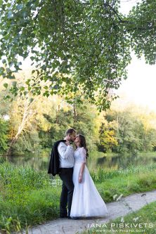 Wedding photo shoot in Wilanów Park. Wedding photographer in Warsaw. Photo report of wedding and baptism in church in Warsaw. Photographer for wedding ceremony in church, marriage registration. Price for wedding photo shoot, photo session, photo books.