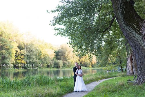 Wedding photo shoot in Wilanów Park. Wedding photographer in Warsaw. Photo report of wedding and baptism in church in Warsaw. Photographer for wedding ceremony in church, marriage registration. Price for wedding photo shoot, photo session, photo books.