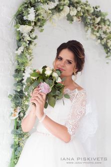 Professional wedding photographer in Warsaw Photo shoot of wedding, wedding ceremony in church, baptism in church: offer and prices Wedding photo shoot in a spring park, high-quality wedding photos for your photo album, manufacture of a wedding photo book