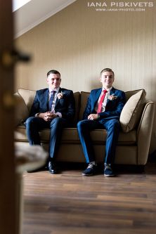 Sesja ślubna w studio fotograficznym w Warszawie. Fotograf ślubny Warszawa. Fotografia ślubna i weselna — reportaże ślubne, plener ślubny, fotografia przygotowań ślubnych, ceremonii w kościele, pozostałe usługi fotograficzne, sesje plenerowe, fotoksiążka.