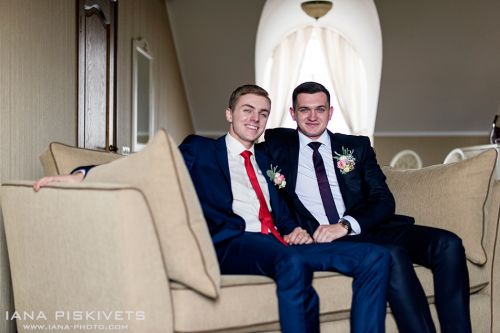 Sesja ślubna w studio fotograficznym w Warszawie. Fotograf ślubny Warszawa. Fotografia ślubna i weselna — reportaże ślubne, plener ślubny, fotografia przygotowań ślubnych, ceremonii w kościele, pozostałe usługi fotograficzne, sesje plenerowe, fotoksiążka.