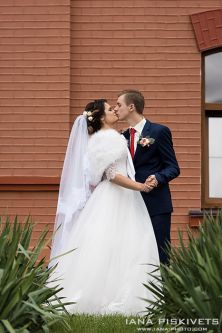 Piękny klasyczny plener ślubny w Warszawie. Artystyczna fotografia ślubna, fotograf ślubny w Warszawie. Jesienny plener ślubny, bajkowy plener ślubny, bajkowe sesje ślubne, magiczny plener ślubny, zdjęcia ślubne, sesja ślubna w plenerze — Warszawa.