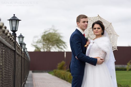 Piękny klasyczny plener ślubny w Warszawie. Artystyczna fotografia ślubna, fotograf ślubny w Warszawie. Jesienny plener ślubny, bajkowy plener ślubny, bajkowe sesje ślubne, magiczny plener ślubny, zdjęcia ślubne, sesja ślubna w plenerze — Warszawa.