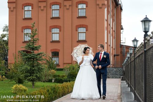 Весільний фотограф Варшава. Весільна і сімейна фотозйомка в Варшаві. Професійна фотозйомка Вашого свята: вінчання, весілля, шлюбу, ювілею, лав-сторі, хрестин. Послуги весільного фотографа в Польщі. Виготовлення весільної фотокниги і фотокниги з хрещення. 