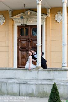 Professional wedding photographer in Warsaw Photo shoot of wedding, wedding ceremony in church, baptism in church: offer and prices Wedding photo shoot in a spring park, high-quality wedding photos for your photo album, manufacture of a wedding photo book