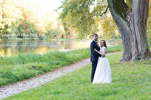 Professional wedding photographer in Warsaw Photo shoot of wedding, wedding ceremony in church, baptism in church: offer and prices Wedding photo shoot in a spring park, high-quality wedding photos for your photo album, manufacture of a wedding photo book