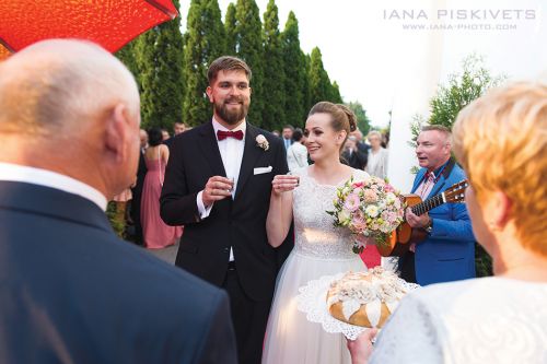 Professional wedding photographer in Warsaw Photo shoot of wedding, wedding ceremony in church, baptism in church: offer and prices Wedding photo shoot in a spring park, high-quality wedding photos for your photo album, manufacture of a wedding photo book