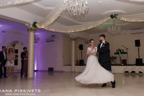 Professional wedding photographer in Warsaw Photo shoot of wedding, wedding ceremony in church, baptism in church: offer and prices Wedding photo shoot in a spring park, high-quality wedding photos for your photo album, manufacture of a wedding photo book