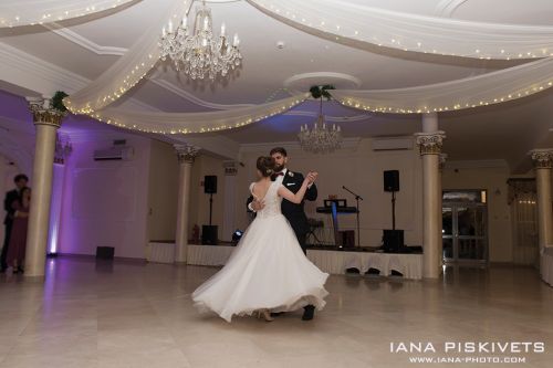 Pierwszy taniec i zabawa weselna w Hotelu Groman, Sękocin, Poland. Dobry fotograf na wesele, reportaż ślubny, ślub kościelny i cywilny USC w Warszawie, plener ślubny. Profesjonalna fotografia slubna, fotoreportaże, sesje narzeczeńskie, sesja zdjęciowa.