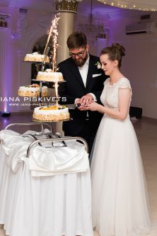 Pierwszy taniec, tort weselny i zabawa weselna w Hotelu Groman, Sękocin, Poland. Dobry fotograf ślubny w Warszawie na wesele, reportaż i plener ślubny. Profesjonalna fotografia slubna, fotoreportaże, sesje narzeczeńskie, sesja zdjęciowa, fotoksiążka. 