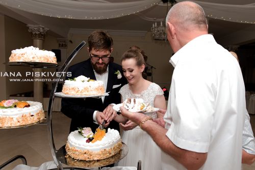 Pierwszy taniec, tort weselny i zabawa weselna w Hotelu Groman, Sękocin, Poland. Dobry fotograf ślubny w Warszawie na wesele, reportaż i plener ślubny. Profesjonalna fotografia slubna, fotoreportaże, sesje narzeczeńskie, sesja zdjęciowa, fotoksiążka. 