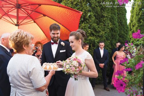 Wedding photo shoot in Wilanów Park. Wedding photographer in Warsaw. Photo report of wedding and baptism in church in Warsaw. Photographer for wedding ceremony in church, marriage registration. Price for wedding photo shoot, photo session, photo books.