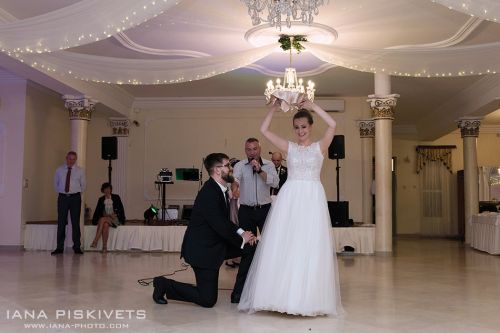 Oczepiny i zabawy oczepinowe, pierwszy taniec, tort weselny i zabawa weselna w Hotelu Groman, Sękocin, Poland. Dobry fotograf ślubny w Warszawie na wesele, reportaż i plener ślubny. Profesjonalna fotografia slubna, fotoreportaże, sesje narzeczeńskie.