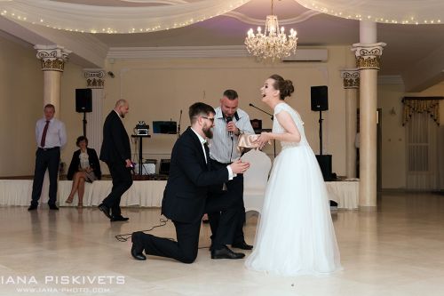 Oczepiny i zabawy oczepinowe, pierwszy taniec, tort weselny i zabawa weselna w Hotelu Groman, Sękocin, Poland. Dobry fotograf ślubny w Warszawie na wesele, reportaż i plener ślubny. Profesjonalna fotografia slubna, fotoreportaże, sesje narzeczeńskie.