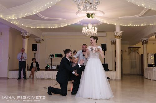 Oczepiny i zabawy oczepinowe, pierwszy taniec, tort weselny i zabawa weselna w Hotelu Groman, Sękocin, Poland. Dobry fotograf ślubny w Warszawie na wesele, reportaż i plener ślubny. Profesjonalna fotografia slubna, fotoreportaże, sesje narzeczeńskie.