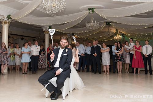 Oczepiny i zabawy oczepinowe, pierwszy taniec, tort weselny i zabawa weselna w Hotelu Groman, Sękocin, Poland. Dobry fotograf ślubny w Warszawie na wesele, reportaż i plener ślubny. Profesjonalna fotografia slubna, fotoreportaże, sesje narzeczeńskie.