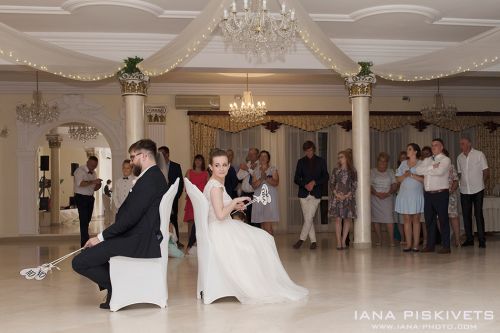 Oczepiny i zabawy oczepinowe, pierwszy taniec, tort weselny i zabawa weselna w Hotelu Groman, Sękocin, Poland. Dobry fotograf ślubny w Warszawie na wesele, reportaż i plener ślubny. Profesjonalna fotografia slubna, fotoreportaże, sesje narzeczeńskie.