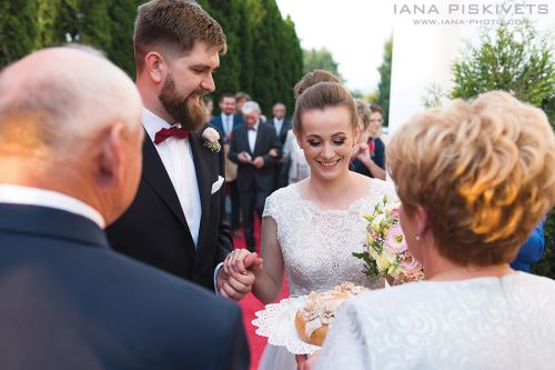 Весільний бенкет в заміському готелі Громан, перший весільний танець молодих, весільний торт, весільні розважальні конкурси, обряд зняття фати нареченої. Весільний фотограф в Варшаві. Професійний весільний фоторепортаж Варшава Польща. Фотосесія в Варшаві.