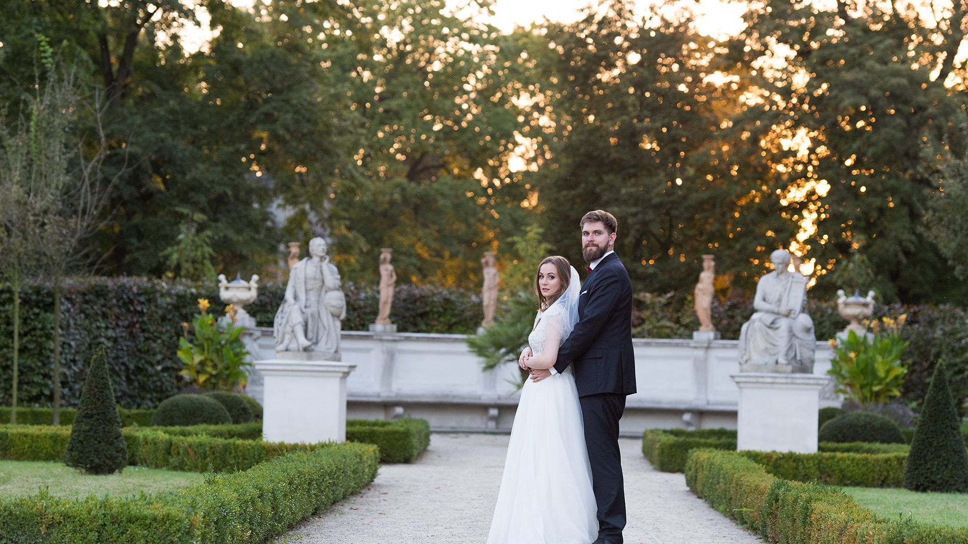 Wedding photo shoot in Wilanów Park. Wedding photographer in Warsaw. Photo report of wedding and baptism in church in Warsaw. Photographer for wedding ceremony in church, marriage registration. Price for wedding photo shoot, photo session, photo books.