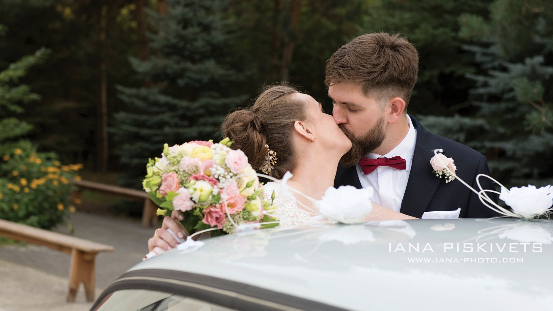 Wedding photo shoot at the Royal Castle in Warsaw, in the Wilanów Park, Łazienki Park, Warsaw Old Town. Beautiful pictures of your wedding in Europe. Wedding photo shoot in the city in winter, spring, summer, autumn Wedding photographer in Warsaw, Poland