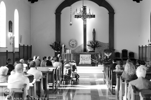 Fotograf Warszawa, fotografowanie chrztu w kościele Św. Zofii Barat w Piaseczno, Polska. Chrzest Marysi. Fotograf w Warszawie. Fotograf w Warszawie. Zdjęcia z Chrzcin, chrzest święty, chrzciny, fotografia chrzcin. 