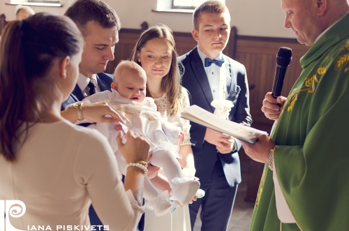 Хрестини в костелі Святої Софії Барат в Пясечно, в Варшаві, в Польщі. Фотограф на хрестини - Варшава. Фотосесії вагітності, немовлят, хрестин, дитячі та родинні фотосесії.