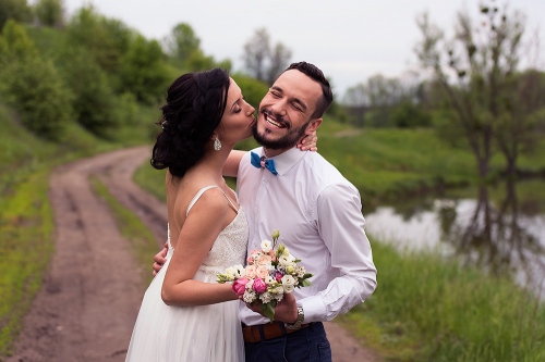 Traditional wedding photo session. And of course, this Southern girl couldn't have her bridal portraits without some classic pearls! It was the perfect touch to this romantic garden setting.