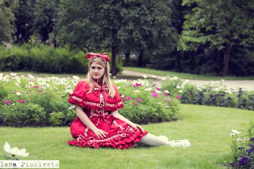 Sweet Lolita.  Sesja zdjęciowa w Łazienkach Królewskich w Warszawie. Moda Lolita Styl, Classic Lolita Dress. Sweet Lolit. Dobry fotograf portretowy Warszawa. Piękne dziewczyny, fotograf Warszawa, Polska. Łazienki Królewskie Warszawa. Sesja romantyczna War