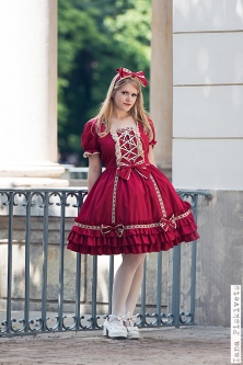 Sesja zdjęciowa warszawa Sweet Lolita.  Sesja zdjęciowa w Łazienkach Królewskich w Warszawie. Moda Lolita Styl, Classic Lolita Dress. Sweet Lolit. Dobry fotograf portretowy Warszawa. Piękne dziewczyny, fotograf Warszawa, Polska. Łazienki Królewskie Warsza