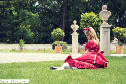 Sesja zdjęciowa w stylu retro Lolity.  Sesja zdjęciowa Łazienki Królewskie Warszawa. Moda Lolita Styl, Classic Lolita Dress. Sweet Lolit. Dobry fotograf portretowy Warszawa. Piękne dziewczyny, fotograf Warszawa, Polska. Łazienki Królewskie Warszaw