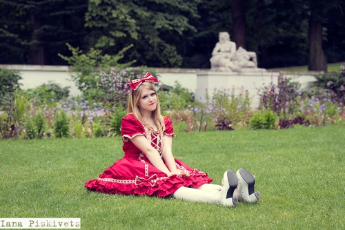 Лучшие идеи для тематические фотосессии в Варшаве, в Польше. Места для фотосессий в Варшаве, идеи и позы для тематических фотосессий, фотограф Варшава. Фотографии Лолиты в Лазенках (королевские тропы) - Варшава. Фотосессия в Польше. Лолита стиль.