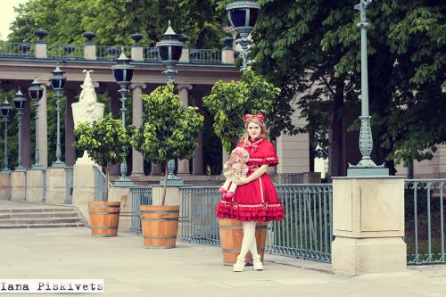 Професійна фотозйомка - Лоліта в червоній сукні. Місця для фотосесій в Варшаві, ідеї та пози для тематичних фотосесій, фотограф Варшава. Фотографії Лоліти в Лазенках (королівські стежки) - Варшава. Фотосесія в Польщі. Лоліта стиль. 