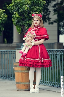 profesjonalna sesja zdjęciowa Warszawa - Lolita - czerwona sukienka.Sesja zdjęciowa w Łazienkach Królewskich w Warszawie. Moda Lolita Styl, Classic Lolita Dress. Sweet Lolit. Dobry fotograf portretowy Warszawa. Piękne dziewczyny, fotograf Warszawa, Polska