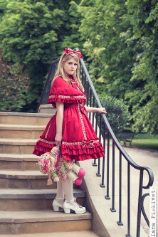 Sesja zdjęciowa w stylu retro Lolity - Niezwykłe zdjęcie Lolita doll. Sesja zdjęciowa w Łazienkach Królewskich w Warszawie. Moda Lolita Styl, Classic Lolita Dress. Sweet Lolit. Dobry fotograf portretowy Warszawa. Piękne dziewczyny, fotograf Warszawa.